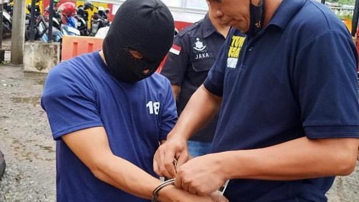 Penampakan pelaku ekshibisionisme ke istri Isa Bajaj diborgol polisi