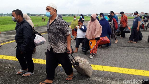 Pengungsi korban gempa Mamuju dan Majene asal Jateng, Sulbar, tiba di Lanud Adi Soemarmo, Boyolali. Kamis (21/1/2021).