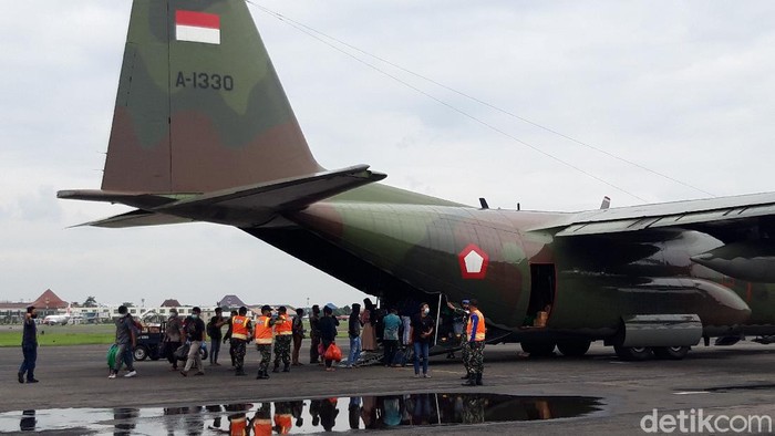 Pengungsi korban gempa Mamuju dan Majene asal Jateng, Sulbar, tiba di Lanud Adi Soemarmo, Boyolali. Kamis (21/1/2021).