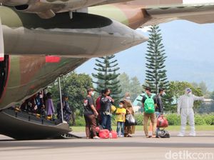 Puluhan Pengungsi Mamuju Asal Jatim Tiba di Lanud Abd Saleh