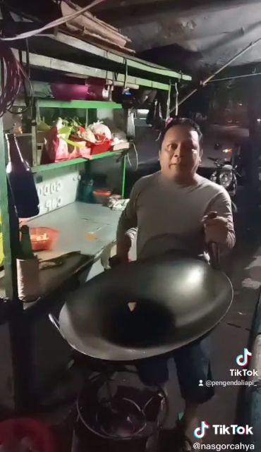 Kocak! Penjual Nasi Goreng Ini Hobi Marah-marah ke Pembeli