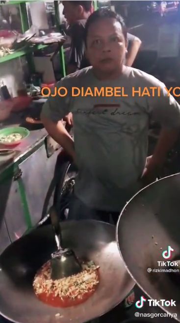 Kocak! Penjual Nasi Goreng Ini Hobi Marah-marah ke Pembeli