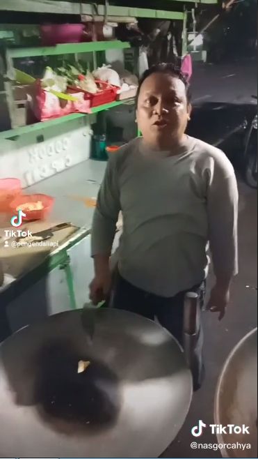 Kocak! Penjual Nasi Goreng Ini Hobi Marah-marah ke Pembeli