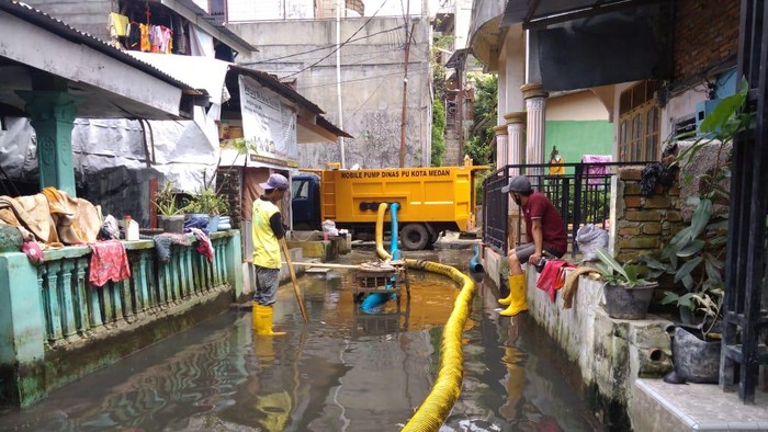 Penyedotan banjir di Gang Subur Lama, Medan (Datuk Haris-detikcom)