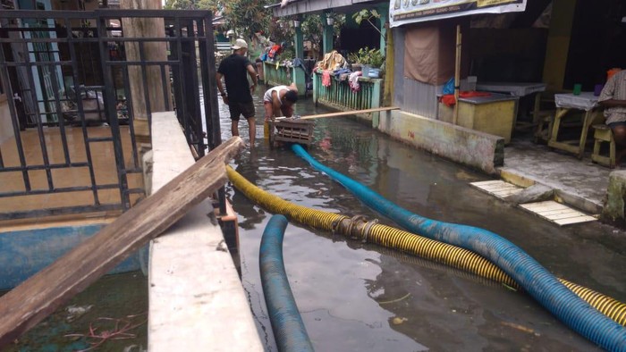 Penyedotan banjir di Gang Subur Lama, Medan (Datuk Haris-detikcom)