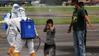 Seluruh penumpang yang turun di bandara Adi Soemarmo, Solo dan akan melanjutkan perjalanan menuju Jawa Timur disemprot disinfektan.