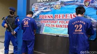 Kedua pelaku penjual bayi lobster (benur) tanpa izin yang terjaring di Muara Binuangeun, Lebak, Banten itu mengaku menjual benur yang diekspor senilai Rp 250 ribu/ekor.