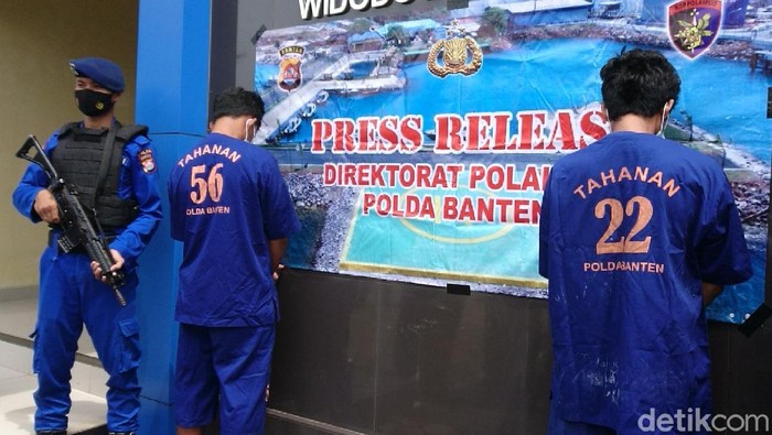 Polisi Amankan 2 Pengedar Benur Ilegal Senilai Rp 6 Miliar Polairud Polda Banten mengamankan 2 pelaku penjual bayi lobster (benur) tanpa izin di Muara Binuangeun, Lebak, Banten.