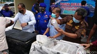 Polisi awalnya melakukan patroli perairan di perairan Lebak dan Pandeglang, petugas dari Subdit Gakkum Polairud Polda Banten saat melakukan patroli melihat ada dua orang yang membawa box berwarna hitam. Setelah diperiksa, box itu berisi benur yang hendak dijual ke Sukabumi, Jawa Barat. Benur itu diketahui akan dijual kepada pengepul yang berada di wilayah Jawa Barat.