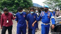 Polisi akhirnya mengamankan dua pelaku, yakni MY (26) dan CH (20) setelah melakukan pemeriksaan secara intensif. Dua pelaku ini terbukti hendak menyelundupkan benur tanpa izin.