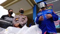 Kedua pelaku disangkakan Pasal 92 jo Pasal 26 ayat 1 UU Nomor 45 Tahun 2009 tentang Perubahan UU Nomor 31 Tahun 2004 tentant Perikanan dengan anacaman pidana 8 tahun penjara atau denda Rp 1,5 miliar.