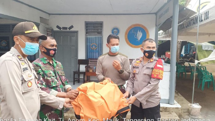 Polisi serahkan penemuan body part diduga korban Sriwijaya Air SJ182 ke Posko Basarnas Mauk, Kabupaten Tangerang