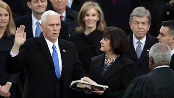 Ucapan sumpah oleh Wakil Presiden Mike Pence saat periode sebelumnya. Foto: Getty Images