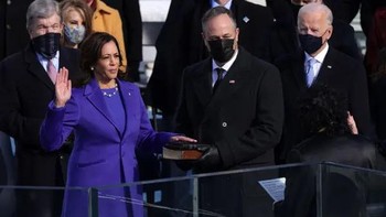 Ucapan sumpah Wakil Presiden Kamilla Haris, tampak semuanya mengenakan masker. Foto: Getty Images