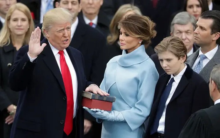 potret beda pelantikan presiden AS trump dan biden potret beda pelantikan presiden AS trump dan biden