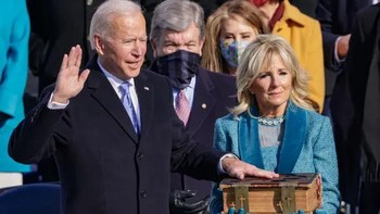 Ucapan sumpah Joe Biden sebagai Presiden AS bersama sang istri Jill Biden. Foto: Getty Images