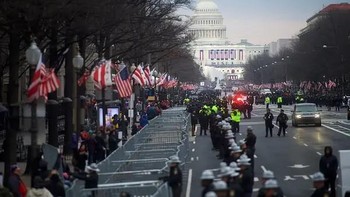Saat Trump, sepanjang jalanan raya dekat gedung Capitol dipenuhi ribuan masyrakat AS dan polisi untuk berjaga-jaga. Foto: Getty Images