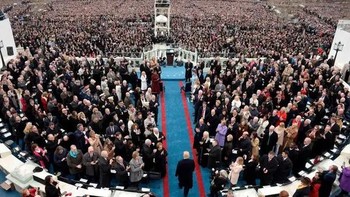 Para pejabat pemerintah dan ribuan masyarakat yang memadati area untuk menyaksikan pelantikan Donald Trump. Foto: Getty Images