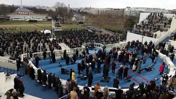 Saat pelantikan Joe Biden, tampak mereka semua berjaga jarak dan tak ada masyarakat yang menyaksikan. Foto: Getty Images