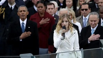 Jackie Evancho merupakan penyanyi remaja berusia 16 tahun yang diminta untuk menyanyikan lagu kebangsaan Amerika Serikat saat pelantikan Trump. Foto: Getty Images
