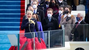 Pada pelantikan Joe Biden, penyanyi ternama Lady Gaga yang memimpin untuk menyanyikan lagu kebangsaan AS. Foto: Getty Images