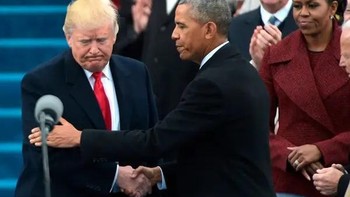 Mantan Presiden AS Barack Obama sebelum Trump, tengah memberikan selamat kepada Donald Trump. Foto: Getty Images
