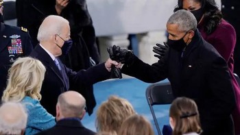 Saat pelantikan Joe Biden, Donald Trump malah sengaja tidak hadir. Di Foto ini Obama bersama sang istri memberikan selamat. Foto: Getty Images