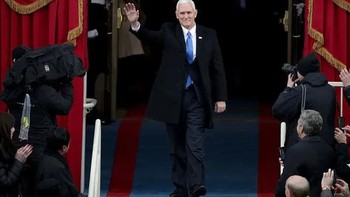 Pelantikan Mike Pence sebaga Wakil Presiden Donald Trump. Foto: Getty Images