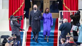 Pelantikan Kamala Harris sebagai Wakil Presiden Joe Biden yang ditemani sang suami Douglas Emhoff. Mereka berdua memakai masker. Foto: Getty Images