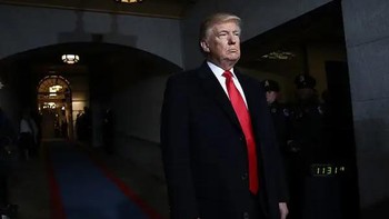 Donald Trump tampak berdiri sendiri saat pelantikan menjadi Presiden ke-45 AS. Foto: Getty Images