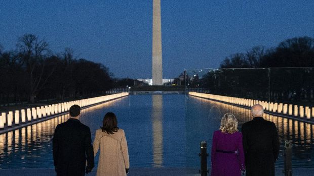 Presiden AS Presiden AS Joe Biden dan Kamala Harris President-elect Joe Biden and his wife Jill Biden are joined by Vice President-elect Kamala Harris and her husband Doug Emhoff during a COVID-19 memorial event at the Lincoln Memorial Reflecting Pool, Tuesday, Jan. 19, 2021, in Washington. (AP Photo/Evan Vucci)