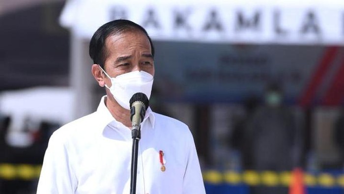 Presiden Jokowi meninjau posko evakuasi Sriwijaya Air SJ182 di JICT II