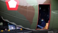 Pesawat Hercules berangkat dari Makassar dan mendarat di Bandara Adi Soemarmo pada pukul 10.30 WIB. Pesawat tersebut mengangkut 102 pengungsi korban gempa di Sulawesi Barat. Rinciannya 54 orang tujuan Jawa Tengah dan 48 orang tujuan Jawa Timur.