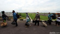 Setelah mendarat 54 pengungsi tersebut menjalani pemeriksaan swab antigen di Bandara Adi Soemarmo.