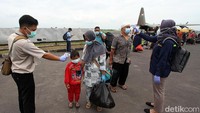Para pengungsi korban gempa Majene dan Mamuju, Sulawesi Barat, yang telah tiba di Solo itu pun kemudian berangkat ke Solo Technopark (STP) dengan menumpang 2 bus untuk beristirahat sejenak dengan tetap memperhatikan protokol kesehatan.