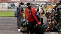 Sementara lima orang yang dinyatakan positif COVID-19 dibawa menggunakan ambulans. Mereka masuk ke STP melalui akses lain hingga masuk ke ruangan yang terpisah dengan rombongan lainnya.