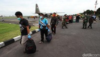 Sebanyak 54 pengungsi korban gempa di Majene dan Mamuju, Sulawesi Barat, tiba di Bandara Adi Soemarmo, Solo, Jawa Tengah, Kamis (21/1/2021).