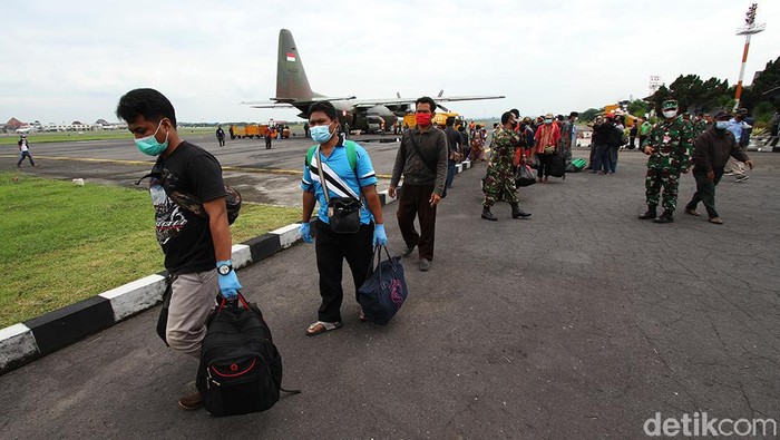 Sebanyak 54 pengungsi korban gempa di Majene dan Mamuju, Sulbar, tiba di Bandara Adi Soemarmo, Solo. Mereka diangkut pesawat Hercules milik TNI Angkatan Udara.