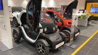 Keunikan lain dari Renault Twizy ini bukaan pintu ala mobil supercar dengan format menggunting, alias format gullwing dengan pembukaan full ke atas 90 derajat. Foto: Maxindo Renault Indonesia