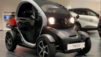 Bentuk Renault Twizy terbilang unik, dengan desain roda terbuka. Untuk ban yang digunakan tergolong mungil, hanya berukuran 13 inci untuk velg plus ban berukuran 125/80 R13 (depan) dan 148/80 R 13 (belakang). Sedangkan dimensinya Twizzy berkapasitas dua penumpang yang dimuat dalam dimensi panjang 2,32 meter, lebar 1,19 meter dan tinggi 1,46 meter. Foto: Maxindo Renault Indonesia