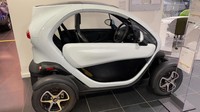 Posisi duduknya tidak menyamping seperti mobil pada umumnya, tapi berbaris seperti ketika naik sepeda motor. Foto: Maxindo Renault Indonesia