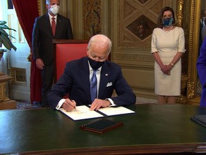 Resmi Dilantik Jadi Presiden AS, Biden Teken Tiga Dokumen Ini