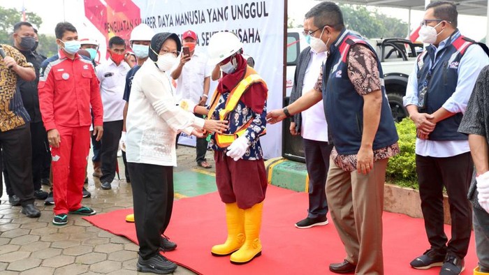 Risma Bersama PPKS yang Akan Bekerja di PT Waskita Karya (Dok istimewa)