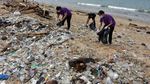 Gegara Cuaca Ekstrem, Pantai Kedonganan Dapat Kiriman Sampah