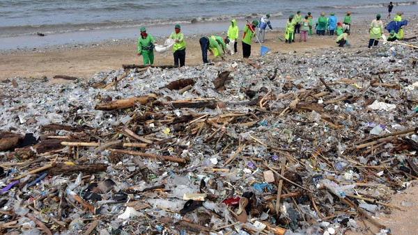 Gegara Cuaca Ekstrem, Pantai Kedonganan Dapat Kiriman Sampah