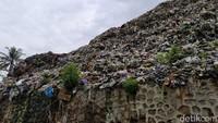 Kondisi sampah yang menggunung di TPSA Pasuruhan, membuat warga yang tinggal di area sekitar TPSA itu merasa terganggu. Mereka berharap Pemkab Magelang segera mencari lokasi lainnya.