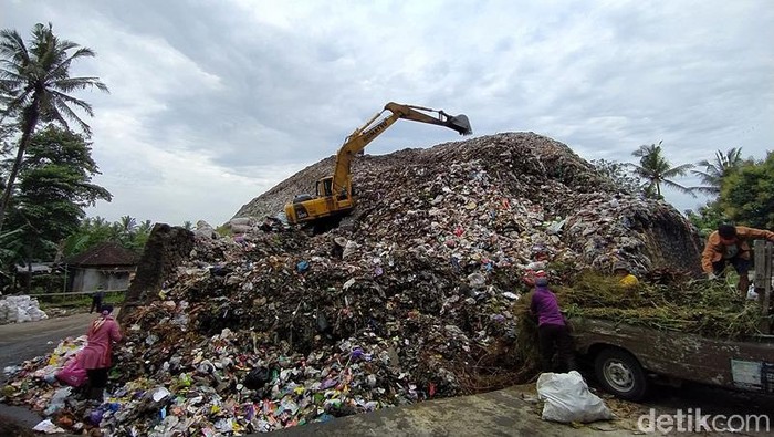 Tempat pembuangan sampah akhir (TPSA) Pasuruhan, Kab. Magelang, overload. Sampah di TPSA itu tampak menumpuk tinggi hingga terlihat seperti gunungan sampah.