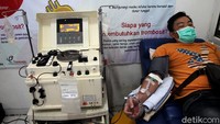Seorang penyintas COVID-19 melakukan donor plasma konvalesen di PMI Kota Yogyakarta, Yogyakarta, Kamis (21/1/2021).
