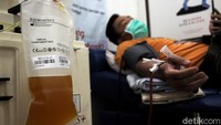 Donor plasma konvalesen dari penyintas COVID-19 disebut menjadi salah cara untuk menyembuhkan mereka yang kini masih terpapar COVID-19. Oleh karena itu, Menko PMK mencanangkan gerakan nasional mengajak para penyintas COVID-19 untuk melakukan donor plasma konvalesen.