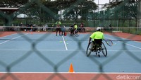 Para atlet difabel cabang olahraga tenis lapangan yang tergabung dalam pelatda provinsi DI Yogyakarta berlatih rutin di lapangan tenis komplek Stadion Sultan Agung, Bantul, Yogyakarta, Kamis (21/1/2021).